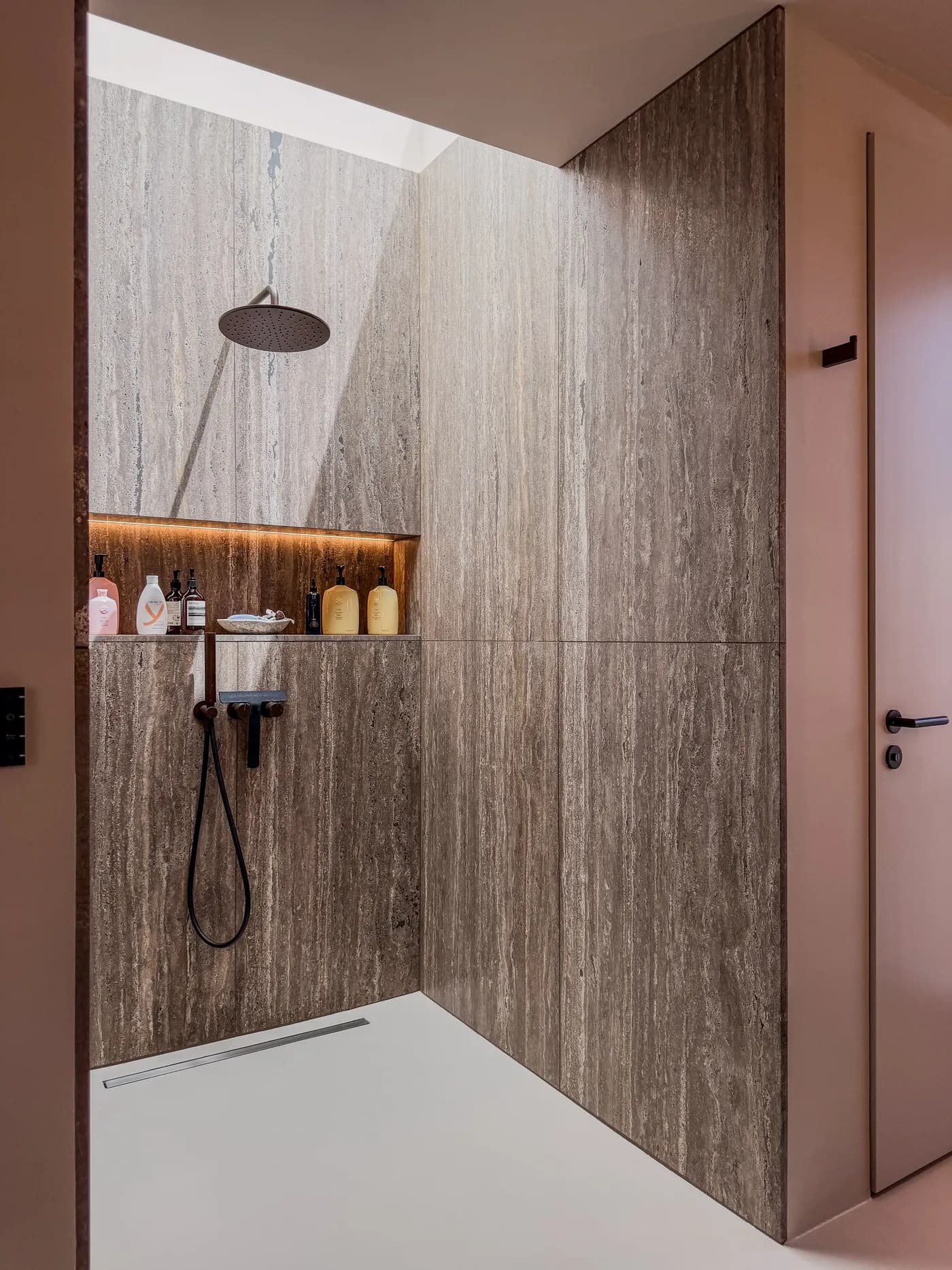 Fugenlose Dusche mit Regenbrause